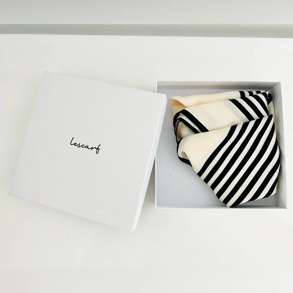 Le Scarf silk scarf NWOT - Picture 4 of 9